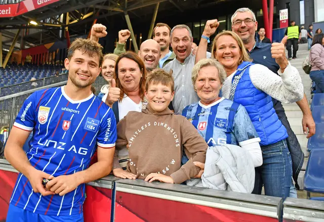 Die ganze Familie Seidl war aus Kuchl angereist um nach Spielschluss mit dem zweifachen Torschützen Simon zu feiern. Mit dabei auch Oma Seidl rechts vorne!