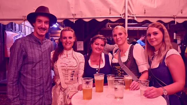 Roland und Nathalie, die am nächsten Samstag in Döbriach heiraten, Jenny, Andrea und Sabrina