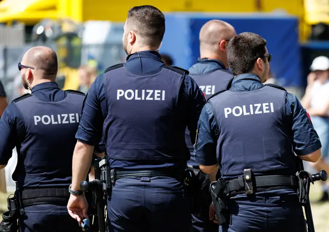 Eine Frau soll zuerst in einer U-Bahn-Station mit einer Leiter um sich geschlagen haben, danach bedrohte sie die alarmierte Polizei mit mehreren Messern. (Symbolfoto) | Foto: FLORIAN WIESER / APA / picturedesk.com