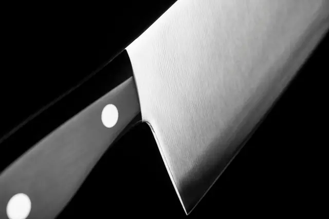 Mit zwei Messern drohte die Frau um sich (Symbolfoto). | Foto: Kai Oberhäuser/Unsplash