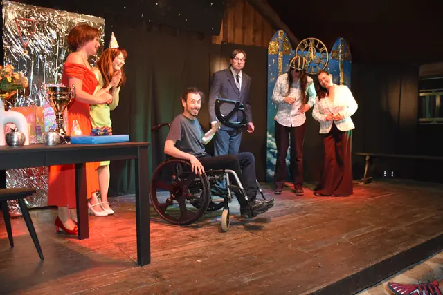 Das teilbare Rollstuhlrad macht Dario glücklich. | Foto: Alexandra Goll