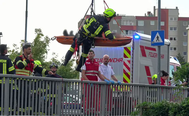Feuerwehr hebt die Rettungswanne mit Ladekran auf die Brücke. | Foto: BFKDO Baden / Stefan Schneider