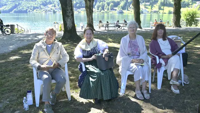 Die Dichter Enzo Martines, Gertraud Patterer, Ivana Kampuš und Moderatorin Elisabeth Faller im Blumenpark 