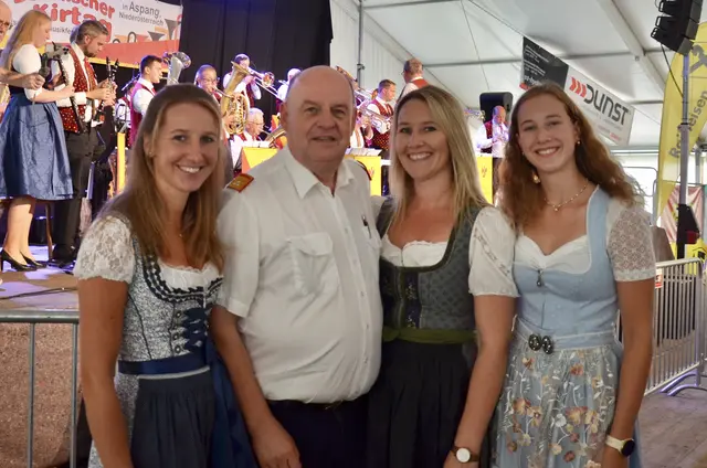 Bianca Weninger, Bezirksfeuerwehrkommandant Josef Huber, Tanja Schützenhofer und Carina Schützenhofer | Foto: Elisabeth Peinsipp