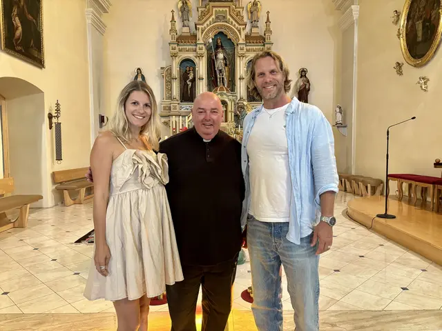Die Musical-Darsteller Markus Neugebauer (rechts) und Lena Poglitsch laden mit Stadtpfarrer Franz Brei zu einem Konzert mit Sinn ein. | Foto: Elisabeth Kloiber