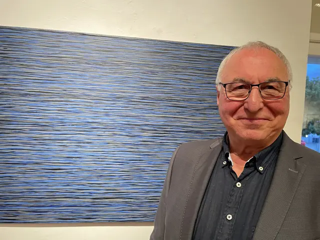 Bei dem Namen geht es oft nicht ohne Reim: Ruldolf Beer vor seinem Bild "Am Meer"  | Foto: Josef Goldhofer