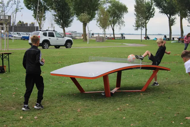 Die immer mehr an Bekanntheit gewinnende Sportart Teqball lud viele schon geübte Fußballer ein, etwas Neues auszuprobieren. 