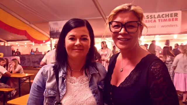 Tina Angela Berger (re.) mit Freundin Nina Plessnitzer
