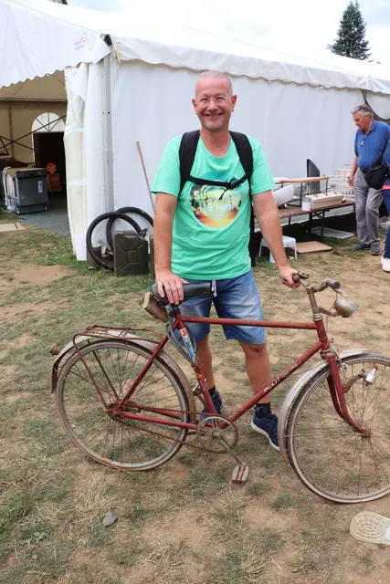 Nur mehr der Rost hält das Fahrrad zusammen. Für den Käufer ist es ein Liebhaberstück und kommt als Deko in den Garten.  | Foto: Edith Ertl