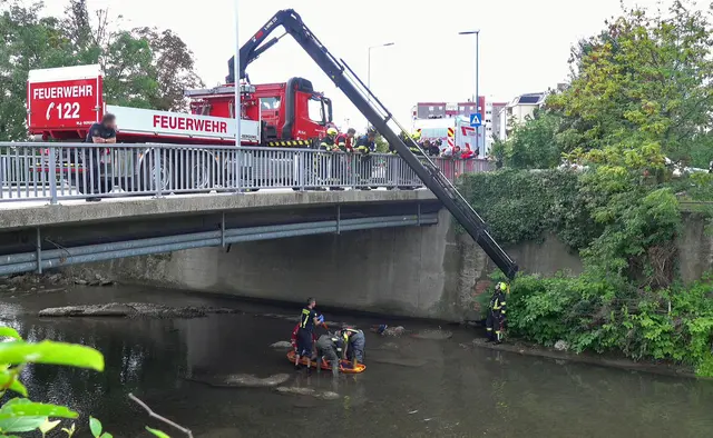 Einsatzkräfte der Feuerwehr Baden-Leesdorf bei der Menschenrettung. | Foto: BFKDO Baden / Stefan Schneider