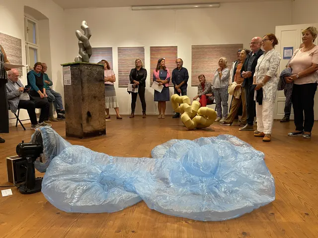 Im Vordergrund "flate", 2019, Müllsäcke, Ventilator, Bewegungsmelder | Foto: Josef Goldhofer