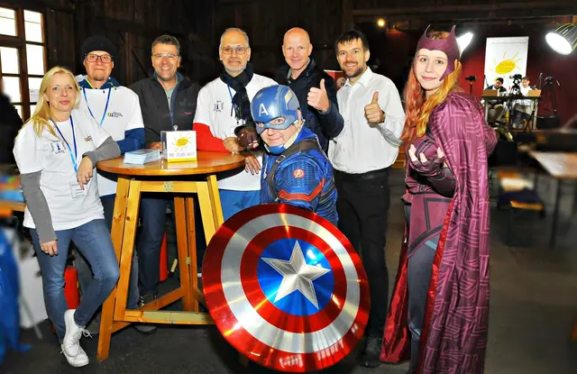 Charity Gaming Con 173-2024-09-16 _Bürgeremeister, Orga, Cosplayers Kammgarnstadl

 ein Foto mit
Bürgermeister etc. 2024  | Foto: Helga Nitsche