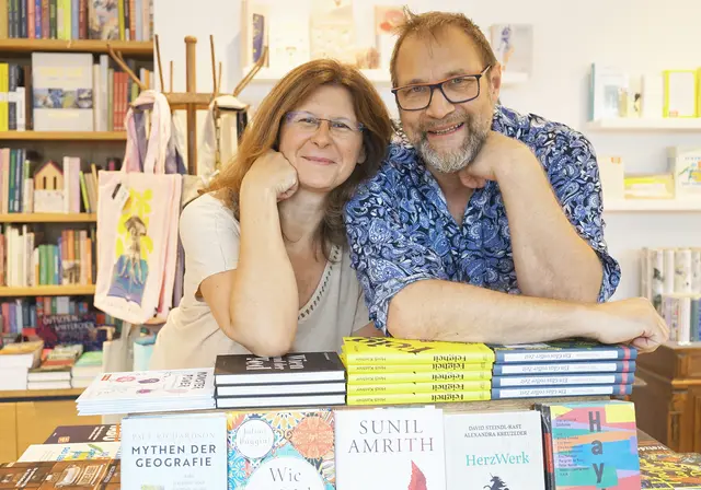 Einladung zum Stöhrsday: Michaela Tinhof und Stefan Stöhr in Stöhrs Lesefutter. | Foto: Alex Handschuh