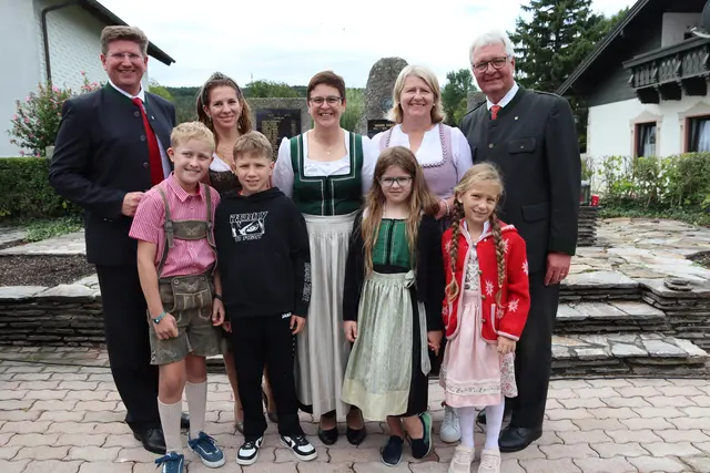 Bezirkshauptmann Christian Pehofer, Nationalrätin Carmen Jeitler-Cincelli, Bürgermeisterin Michaela Schneidhofer, die Landtagsabgeorneten Karin Scheele und Christoph Kainz mit Hernsteins Kinderbürgermeistern und -Meisterinnen. | Foto: Manfred Wlasak