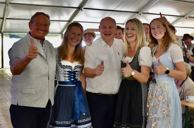 Volles Haus beim internationalen Blasmusik-Festival in Aspang- Begründer und Blasmusik-Ikone Hans Makos, Bianca Weninger, Bezirksfeuerwehrkommandant und Veranstalter Josef Huber, Tanja und Carina Schützenhofer. | Foto: Elisabeth Peinsipp