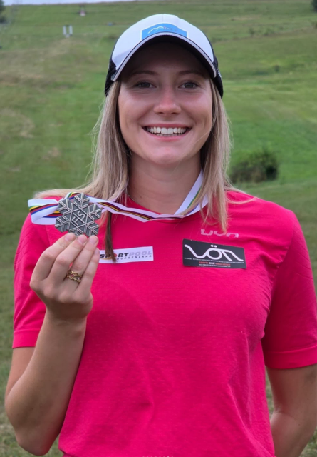 Emma Eberhardt strahlte über die Silbermedaille zum Abschluss. | Foto: Ski Austria