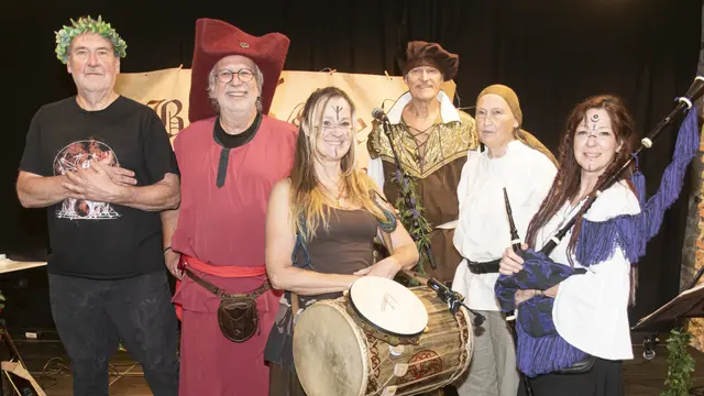 BeilStein aus dem Keltenkalk: Trommeldoktor Wolf, Helmut von Saitenhieb, Sabina vom Harzberg, Helmut Edler von Rauhenstein, Heidemarie von der Hutweide, Karina von Wohlpfeif | Foto: Gerhard Maly