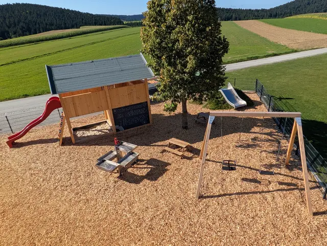 Der neue Spielplatz in Mistlberg ist ein Highlight für groß und klein. | Foto: Reischl