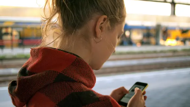 Ab 1. September 2025 ist das unaufgeforderte Versenden von Dickpics in Österreich strafbar. Das neue Gesetz gegen Cyberflashing soll Betroffene besser schützen. (Symbolbild) | Foto: Daria Nepriakhina / Unsplash