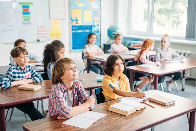 Nach den Sommerferien ist es gar nicht so einfach, sich wieder auf die Schule umzustellen. | Foto: ArturVerkhovetskiy/Smarterpix