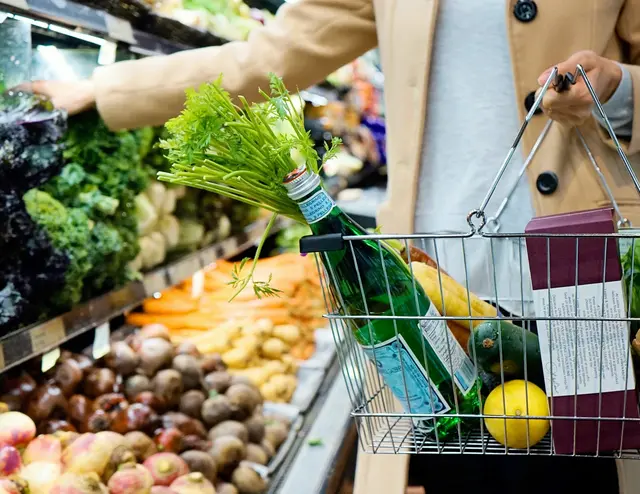 Im Kampf gegen die Teuerung könnte die Mehrwertsteuer auf ausgewählte Produkte des täglichen Bedarfs gesenkt werden. | Foto: Tara Clark/Unsplash