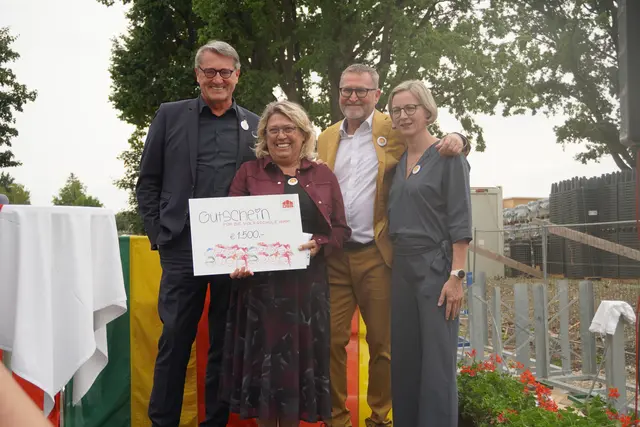 OSG-Obmann Alfred Kollar überreichte der Direktorin einen Gutschein. | Foto: Jennifer Flechl