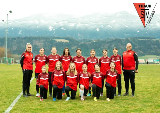 Die neue Mädchenmannschaft mit Trainer Christian Huetz und Co-Trainerin Sonja Posch (li.) | Foto: SV Thaur