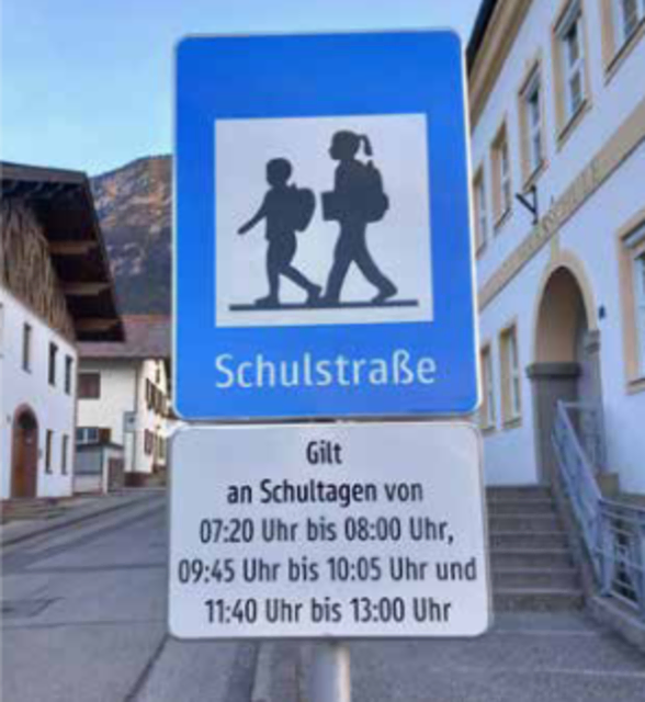 Die Schulgasse bei der Volksschule Thaur wird offiziell zur Schulstraße. | Foto: Drewes