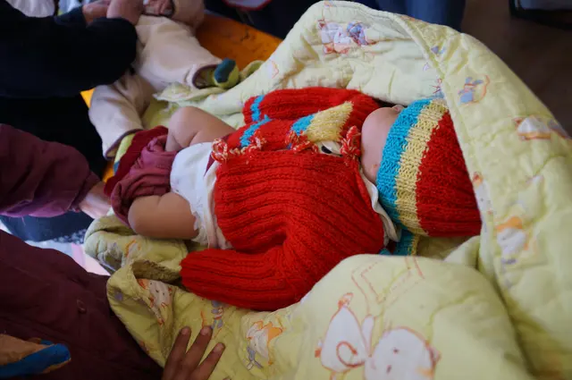 Notversorgung: Oft unterkühlte und durchnässte Babys erhielten in den Zelten in Spielfeld frische Kleidung. | Foto: Waltraud Fischer