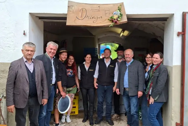 V. l.: Johann Großpötzl, Karl Keplinger, Gastgeberfamilie Johannes und Sina Mair, aus Tirol Michael Kröll mit Gattin, UBV-Landesobmann Alfred Enthofer, Alois Klammer, Angelika Enthofer und UBV-Bundesbäuerin Anna Klammer | Foto: UBV
