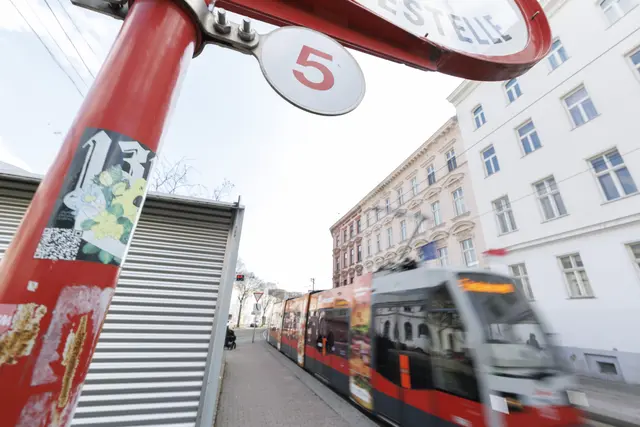Die Stadt hat angekündigt, dass die Öffi-Tickets bei den Wiener Linien ab 2026 deutlich teurer werden.  | Foto: Tobias Steinmaurer / picturedesk.com