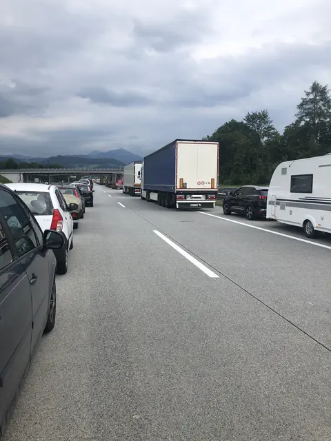 Stau wegen Fahrzeugbrand: An Rettungsgasse denken! (SYMBOLBILD) | Foto: meinbezirk,at/lungau