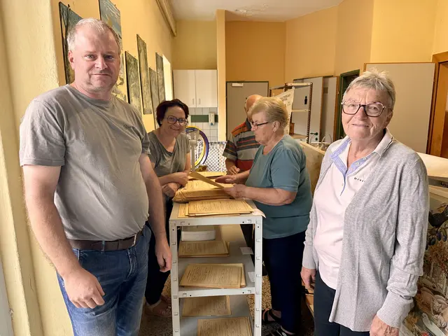 Der erste Volksschul-Flohmarkt des Ortsausschuss Stuben ist durchaus gelungen. Gemeinsam mit den Besucherinnen und Besuchern durchforstete man die alten Dokumente.  | Foto: Lisa Stöckl