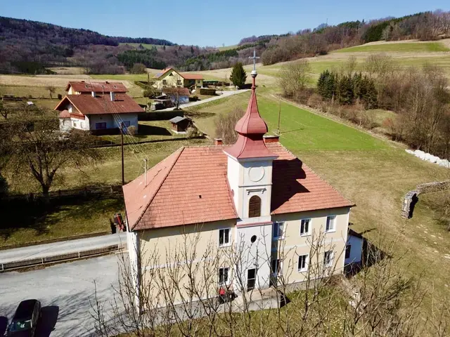 Der Zwiebelutrm der alten Volksschule in Stuben stellt eine Besonderheit dar. | Foto: Thorsten Schranz 