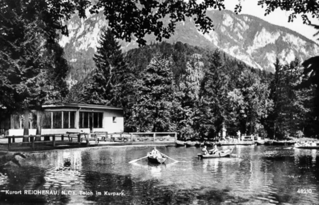 Die Ansichtskarte zeigt den Teich und das Café im Kurpark, der 1892 von Landschaftsgärtner Franz Erban angelegt wurde.