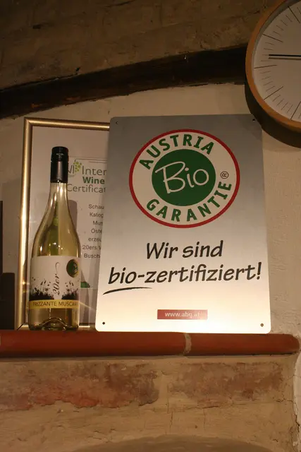 Die Bio-Hoftafel der Austria Bio Garantie – sichtbares Zeichen für nachhaltigen
Weinbau. | Foto: 20ers Winzerei