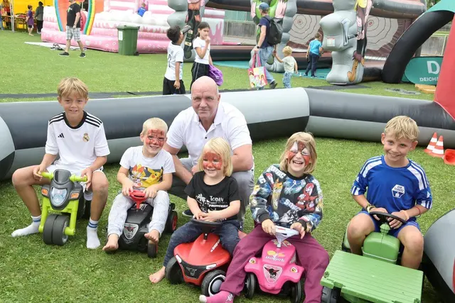 AKNÖ-Präsident und ÖGB Niederösterreich-Vorsitzender Markus Wieser mit jungen Besuchern des Familienfestes. | Foto: Alexandra Kromus