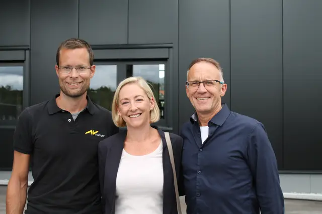 Tobias Stumpfl, Stefanie Niederwimmer und Harry Gladow feierten mit ihren Mitarbeitern die Eröffnung der neuen Produktionshalle.  | Foto: MeinBezirk