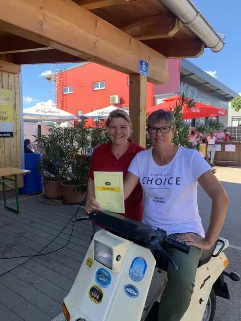 Das Moped übergab Bettina Kreuzer (l.) persönlich an Monika Brandhuber. | Foto: Claudia Kammerhuber