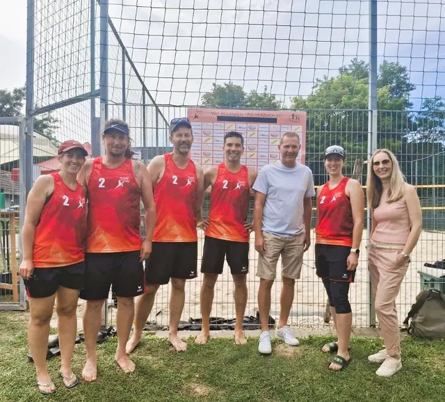 Auch Bürgermeister Ernst Kreuzinger gratulierte zum gelungenen Turnier anlässlich zehn Jahre Bachvolleyplatz in Obermallebarn.  | Foto: DEV Obermallebarn