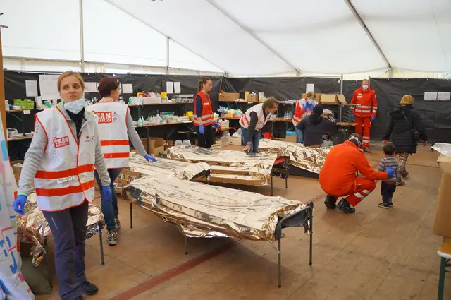 In den Zelten in Spielfeld wurden die erschöpften Schutzsuchenden von Hilfsorganisationen versorgt. | Foto: Waltraud Fischer