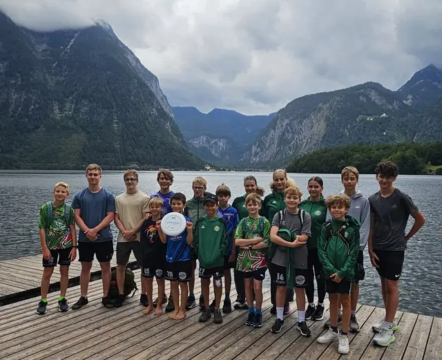 Die motivierten Floorballer aus Bad Ischl auf Trainingslager am Ufer des Hallstättersees. | Foto: SU Floorball Bad Ischl