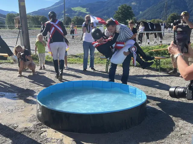 Wie es sich traditionell gehört – die Meister werden ins Wasser geworfen. | Foto: MeinBezirk