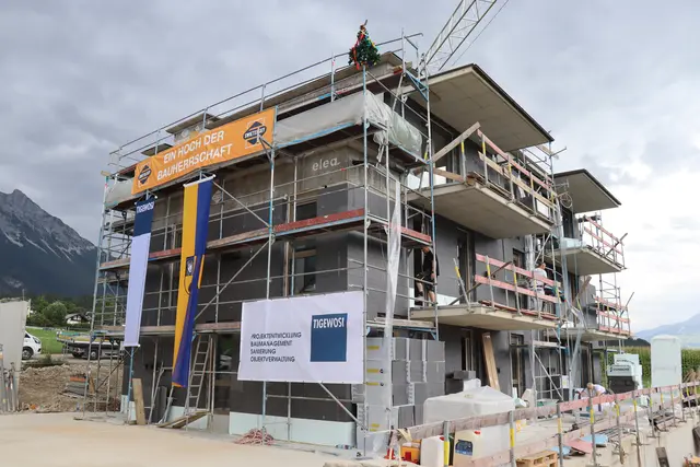 Der Baufortschritt in Absam ist beeindruckend: Die Wohnanlage am Max-Weiler- und Ingenuin-Weber-Weg nimmt sichtbar Gestalt an. | Foto: Kendlbacher