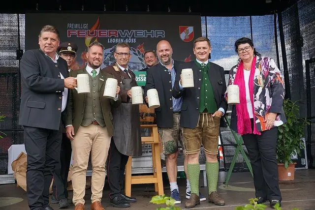 Der Höhepunkt folgte am Sonntag mit einem Festakt, dem zahlreiche Ehrengäste aus Politik, Einsatzorganisationen und dem Feuerwehrwesen folgten (v. l.): NR-Abg. Franz Jantscher, Klubobmann und LAbg. Marco Triller, Präsident des Österr. Bundesfeuerwehrverbandes Robert Mayer, Gösser Braumeister Michael Zotter, Leobens Bürgermeister Kurt Wallner und die dritte Präsidentin des Landtages Helga Ahrer. | Foto: BFV Leoben/Demmerer