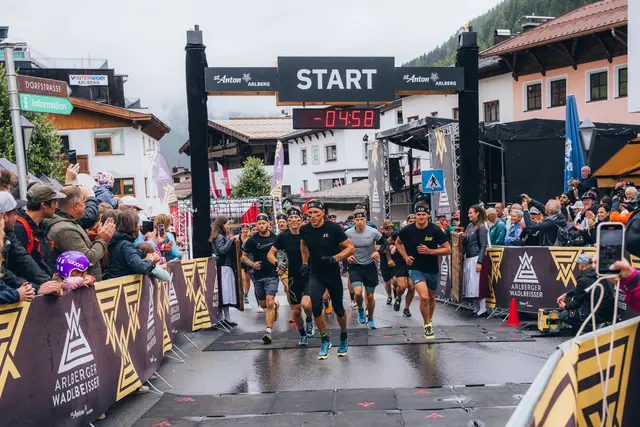 Bereits beim Start war der spätere Sieger Florian Holzinger ganz vorne dabei. | Foto: TVB St. Anton a.A._Eva Beer