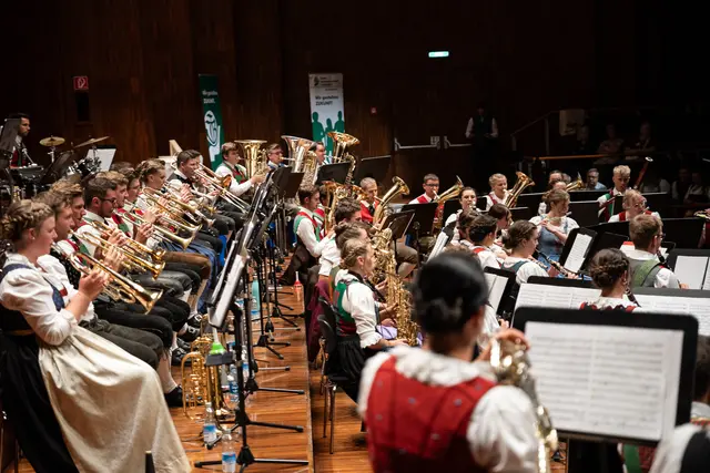Musikantinnen und Musikanten spielten vor ca. 650 Besucherinnen und Besuchern.  | Foto: Simon Köchler / TJB/LJ