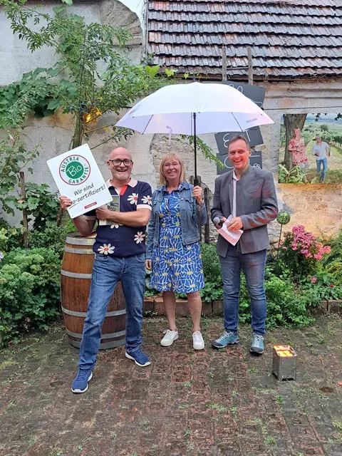 Hans Matzenberger (Austria Bio Garantie) überreicht Franz und Ariane Zwanzinger die
Hoftafel zur erfolgreichen Bio-Zertifizierung. | Foto: 20ers Winzerei