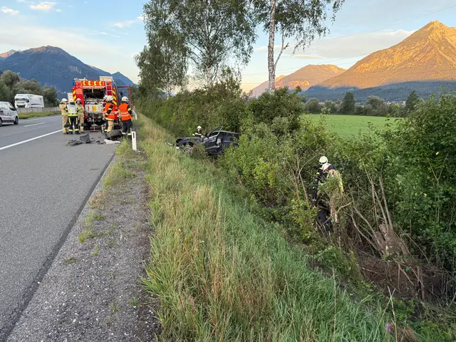 Rettungskräfte und Feuerwehr am Unfallort auf der A12 im Einsatz. | Foto: Zoom Tirol