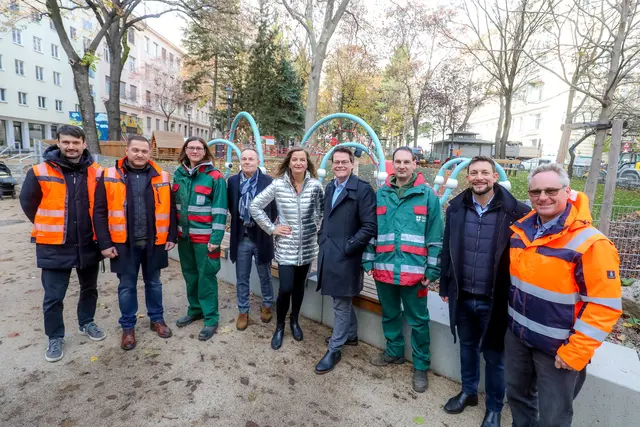 Im November 2022 wurde der Loquiapark in den Schmalzhoftempelpark umbenannt. Mit dabei waren die Stadträte Ulli Sima und Jürgen Czernohorzsky (beide SPÖ, Mitte).  | Foto: PID/Christian Fürthner
